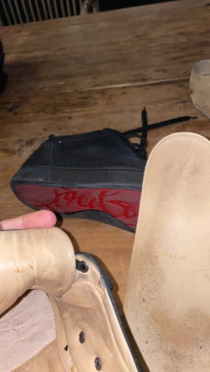 Christian Louboutin - Christian Louboutin Storlek 42,5 Har blivit legitcheckade  Kom gärna med frågor och bud Nypris 7800 kr Mitt pris 2500 kr bud funkar med