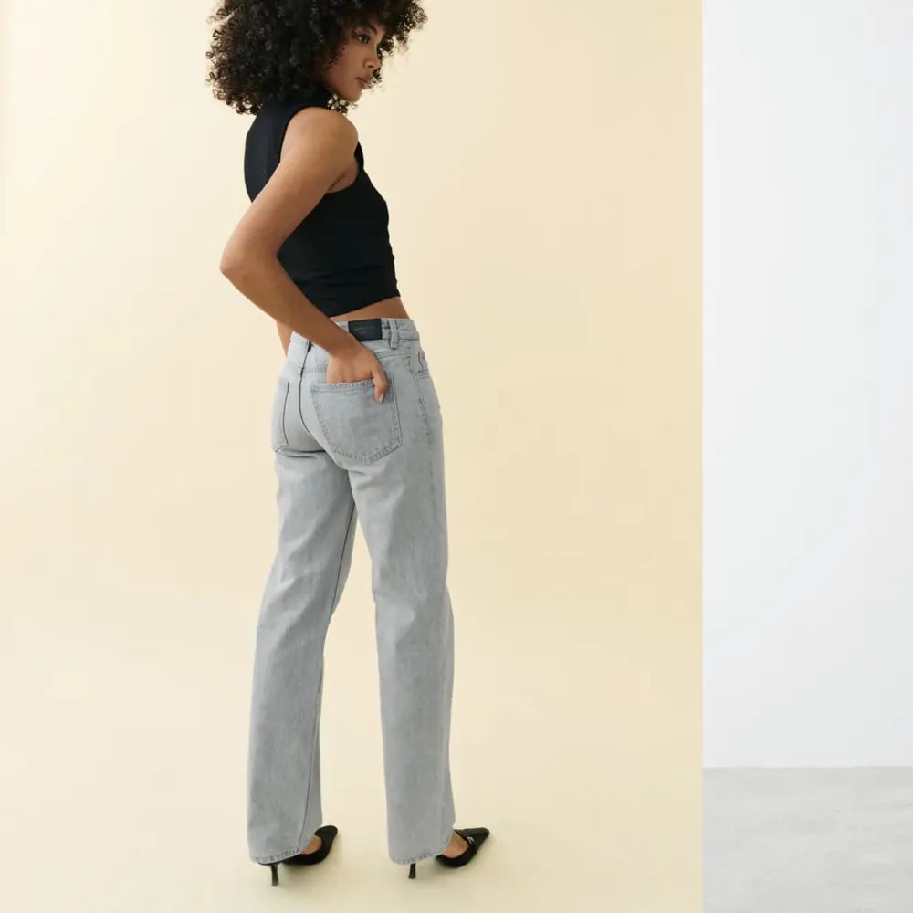 Säljer dessa gråa low Waist jeansen från Gina tricot. Lappen är borta men de är aldrig använda då de är lite för små för mig. Nypris 500kr💓💓. Jeans & Byxor.