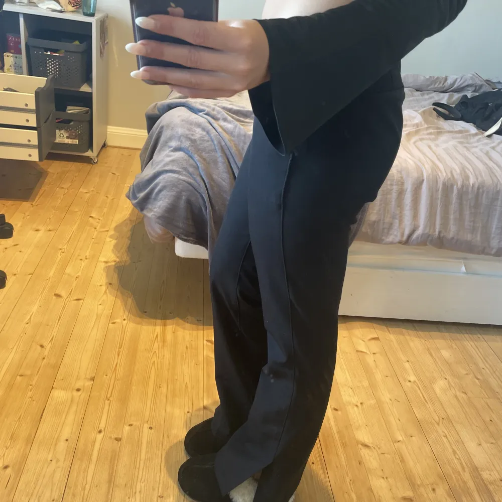 Superfina lågmidjade kostymbyxor med slit vid fötterna köpta från Bikbok! Storlek 38🥂. Jeans & Byxor.