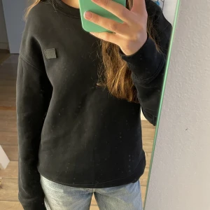 Acne sweatshirt - Svart Acne Studios Sweatshirt! Köptes för 2400kr men säljer för 599! Storlek XS men sitter som S/M. Passar perfekt/lite baggy på mig som brukar ha xxs/xs/s! Skriv för fler bilder o frågor❤️ köpare står för frakt elr kan mötas i Sthlm❤️