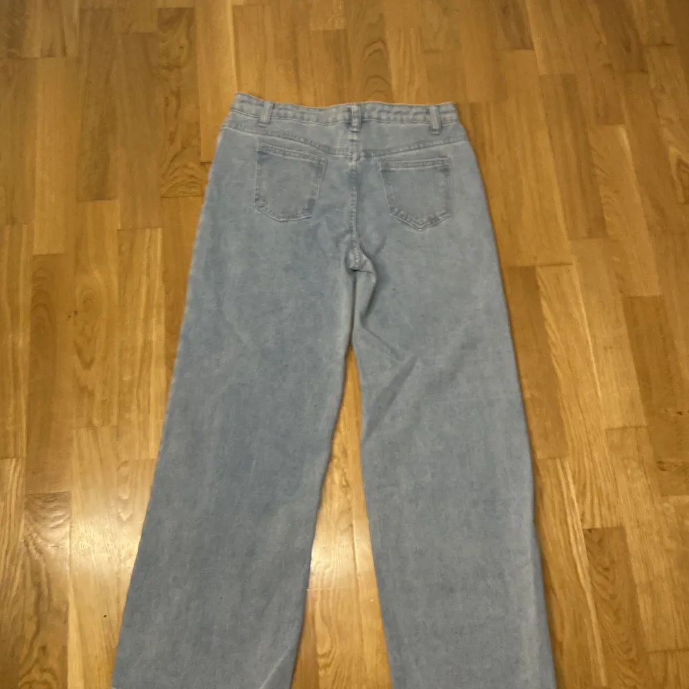 Original pris runt 200 Ljusblå jeans 🤍. Jeans & Byxor.