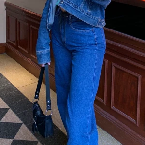 Mörkblåa jeans - Dessa passar för långa människor. Jag är 180 cm och dem gör lver ankeln!💗💗 (Frakt varierar storleken på plagget) Tyvärr har dragkedjan på byxorna gått sönder:( men går att använda om man vill fixa dem själv🫶🏽🥹