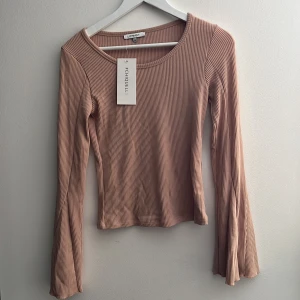Topp - En beige/ rosa ribbad långärmad topp från chiquelle aldrig använd 