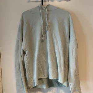 Mintgrön huvtröja - Mintgrön distress hoodie/huvtröja. Tunt skönt tyg!