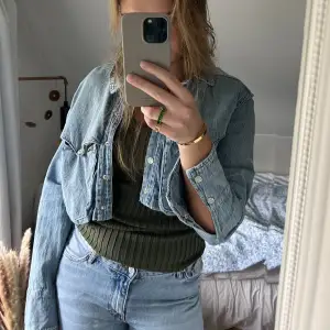 Supercool jeansjacka/skjorta från Zara i storlek M💙💙 perfekt att ha bara som den är eller över ett snyggt linne.  Använd en gång  Köparen står för frakt 