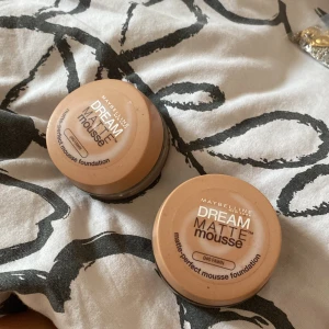 Mousse foundation maybelline - 30kr styck eller 50kr tillsammans. Inte mycket använda. Färg 040 Fawn.  Köparen står för frakten ❤️