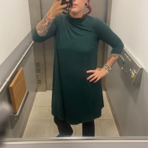 Klänning grön 💚 - En skön klänning i trikå får Lindex!  Då ja inte använder den längre så tycker ja de är synd att den bara blir liggande. Stl S. A-Shape. Fint skick. 