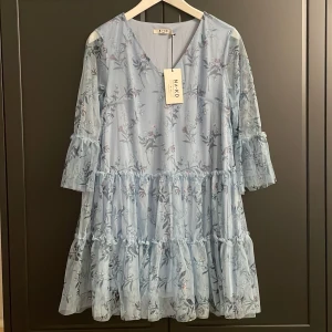Blommig klänning med lappar kvar - Helt ny klänning! Nypris 399kr. 