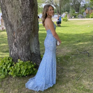 Balklänning - Balklänning i storlek 36, axelbanden är justerbara, använd vid ett tillfälle. Fler bilder kan skickas vid intresse. Bud mottages.