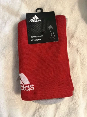Adidas strumpor  - Helt oanvända adidas fotbollsstrumpor som jag säljer då min klubb inte tillåter adidas längre. Storlek 40/42