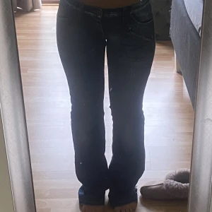 lågmidjade jeans - lågmidjade bootcut jeans, sitter fint, bra skick, pris kan diskuteras vid snabb affär 