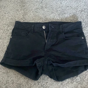 Shorts  - Jätte fina svarta shorts som är för små för mig nu tyvär 