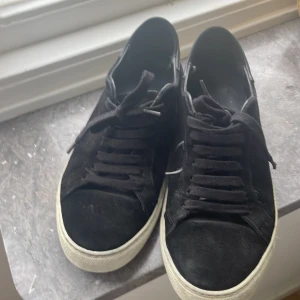 Axel arigato svarta mocca skor - Säljer nu mina arigato sneakers i storlek 41 us8 Då jag vuxit ur dem. Dem är lite slitna i hälen men jag märker inte vad det när jag har på mig dem annars bra skick 7/10 Ingår orginalförpackning och påse. Sckik 7/10