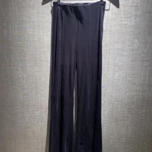 Byxor | Gina Tricot - Jättefina mörklila/lila flared/utsvängda sammets byxor från Gina Tricot i storlek XS. 