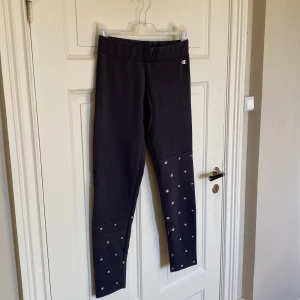 Tights från Champion  - Säljer dessa tights från Champion. I fint skick. Storlek M, men passar S bättre. Givetvis äkta. 