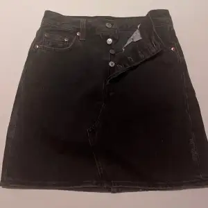 Jätte fin jeans kjol från Levi’s som knappt är använd