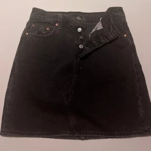 Svart Levi’s kjol  - Jätte fin jeans kjol från Levi’s som knappt är använd