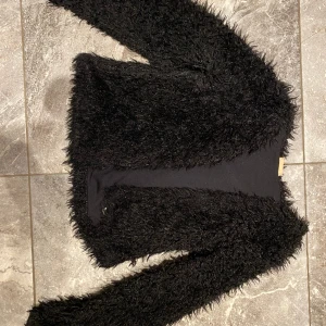 Fluffig kofta - Jättefluffig, fin och elegant kofta som håller en varm. Säljer pga garderobrensning. Kika gärna på mina andra annonser, säljer mycket. Samfraktar gärna:)