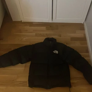 North Face Jacka - Säljer nu min North Face jacka endast använd en säsong och är i fint skick och passar både tjejer och killar men de är i storlek S i herr  Skriv om du har frågor 