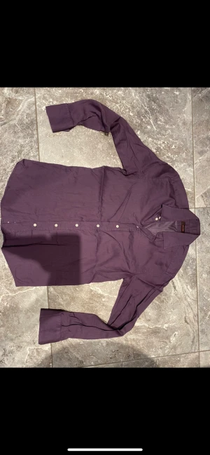 Skjorta Sand  - En bedårande fin skjorta för män. Speciell färg. Storlek 39. Köpt för 1199 kr, väldigt dyr vid inköp. Superbra kvalite och bekväm. Säljer pga stor garderobrensning. Kika gärna på mina andra annonser, säljer mycket. Samfraktar gärna:)