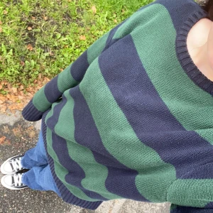 brandy tröja - Säljer denna jätte fina randiga grön mörk blåa brandy melville tröjan🫶 Den är sydd i en av sömmarna men det är inget man lägger märke på❤️ skriv till mig för fler bilder.<3