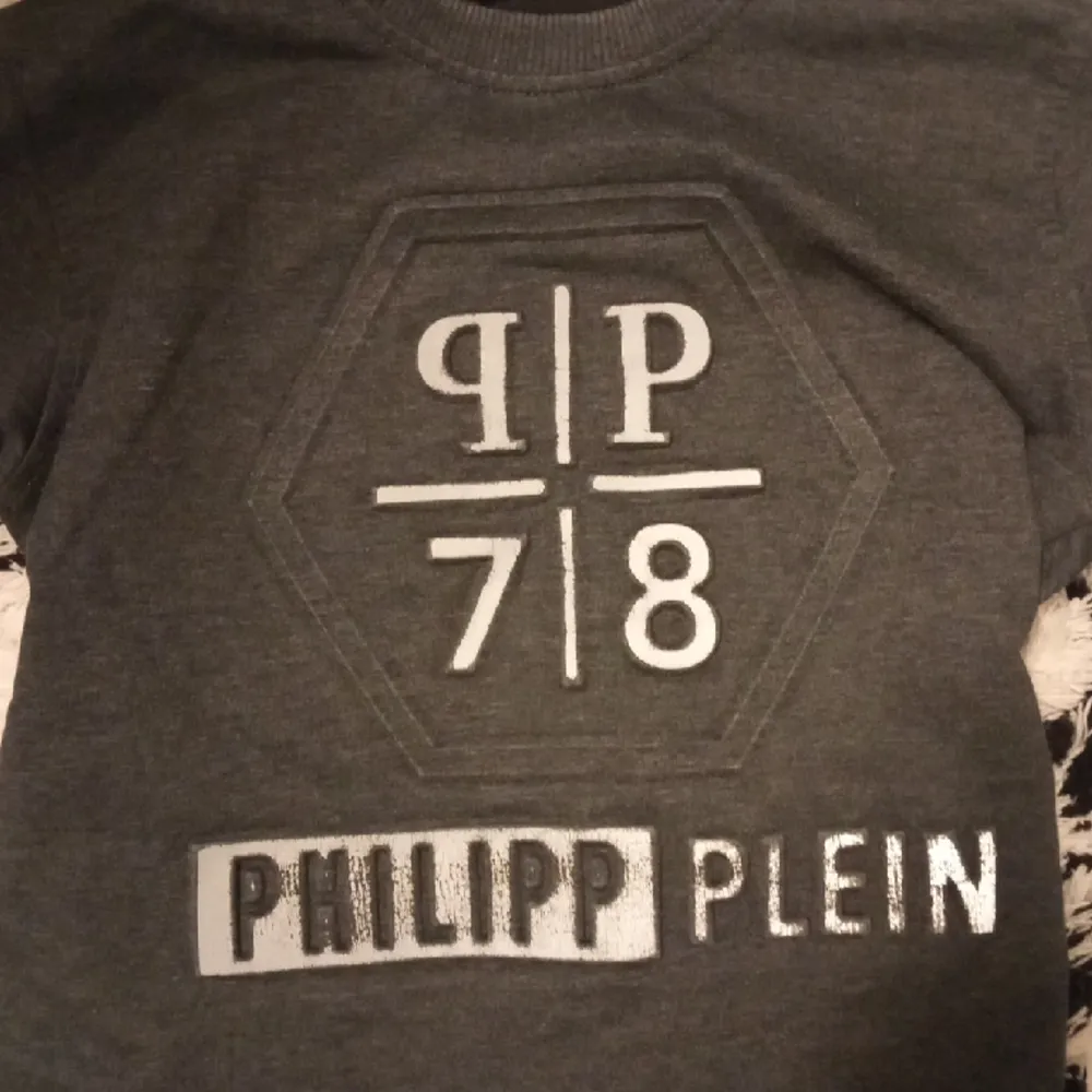 De är en super snygg Philipp Plein tjocktröja som är nästan helt oanvänd. De som gör att jag vill sälja dena fantastiska plagg är att jag har vuxit ur den i storlek. Den är perfekt skick och är storlek 140-146. Den är svart och är perfekt till dig.. Tröjor & Koftor.