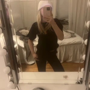 Stickad tshirt  - Så fin svart stickad tshirt, storlek Xs men passar som en S oxå❤️