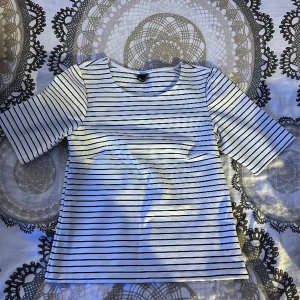 Randig tröja  - Vit o svart randig tröja från Gina i storlek XS.  Knappt använt. 