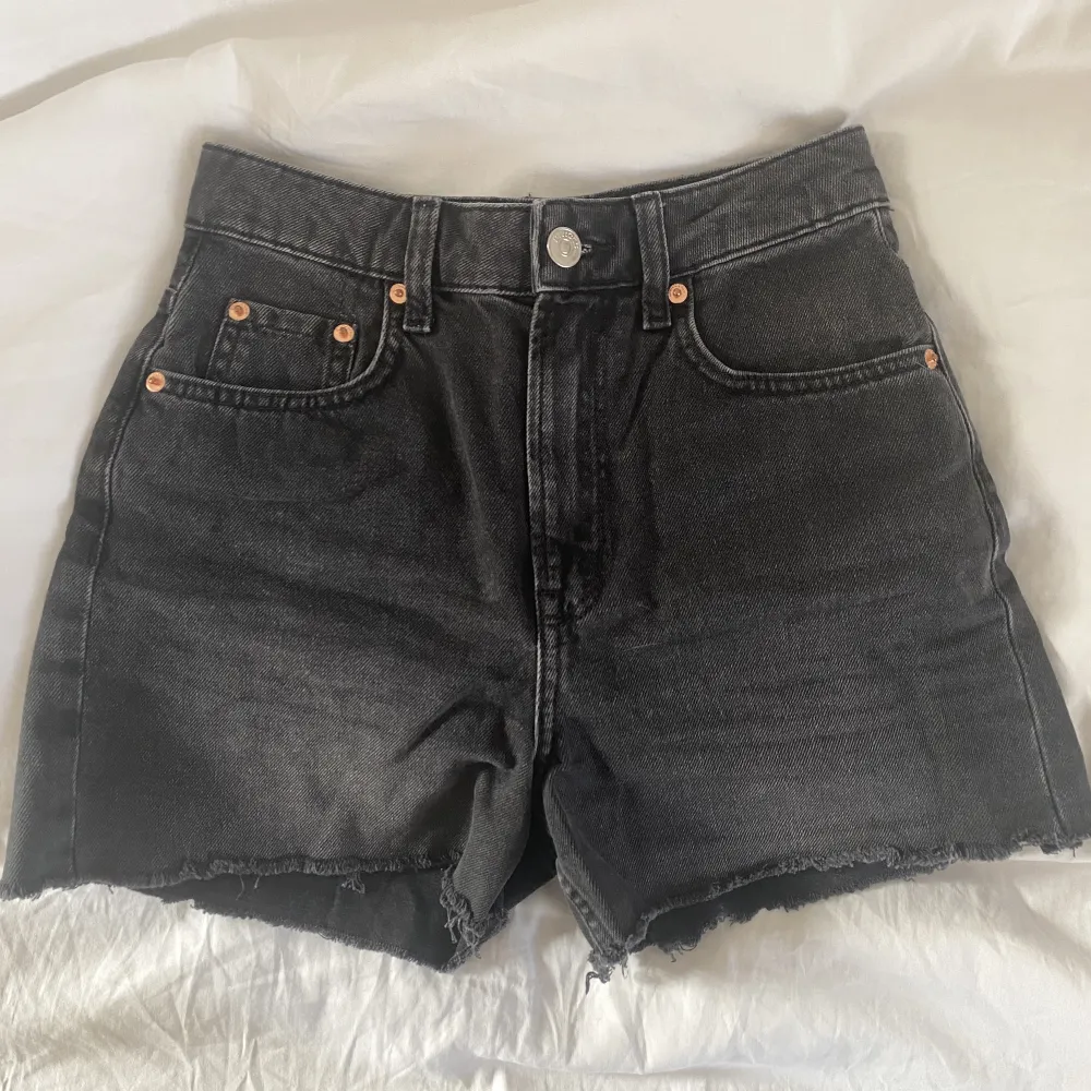 Svarta högmidjade jeans shorts som jag har klippt av själv men kanten är fin. . Shorts.