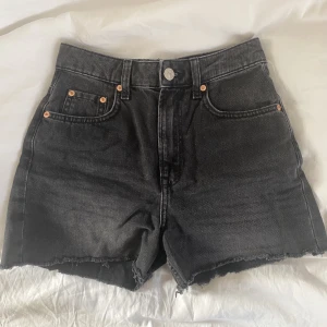 Jeans shorts - Svarta högmidjade jeans shorts som jag har klippt av själv men kanten är fin. 