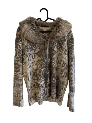 Passport huvtröja  - Supersöt huvtröja från Passport med detaljer! Strlk 42 men passar som en s/m! Kontakta mig vid fler frågor😊