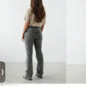 Ginatricot jeans PETITE - Mina favorit jeans men tyvärr är de för stora för mig och jag hade redan dragit av lappen så kan ej lämna tillbaka de så endast prövade! (Bootcut modell)
