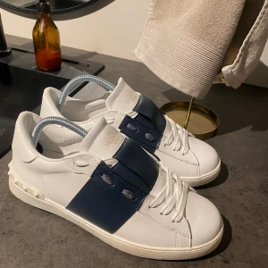 Valentino ”open” - Säljer nu mina knappt använda Valentinos, box följer med. OBS kvitto finns ej!