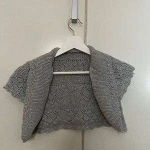 Silverglittrig bolero - Skit snygg silver glittrig bolero som kommer vara skit snygg till nyår