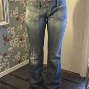 Super snygga Diesel jeans - Super snygga Lågmidjade Diesel jeans som är köpta här på plick men som tyvärr inte passar mig💞 Det är en liten fläck som knappt syns under fickan och ett litet hål längst ner på benet. Syns på bilderna💞 