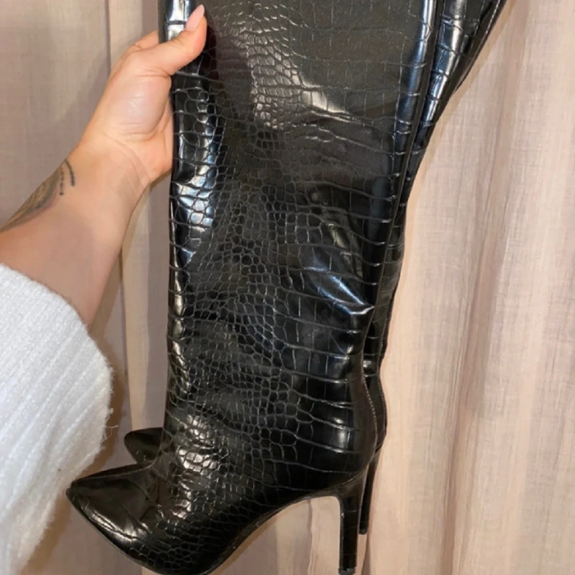 Knähöga bootklack i ormimmitation