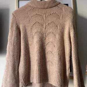 stickad tröja från Gina - En stickad tröja från Gina finns inte längre kvar! En super varm helt perfekt tröja för vintern. Nypris 399 kr