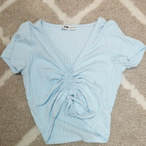 Tröja  - En blå tröja. 