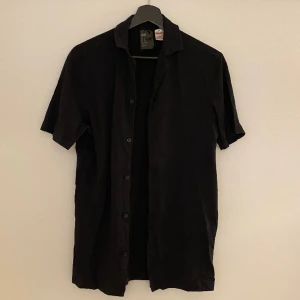 Pyjamas tröja  - Perfekt pyjamas! Supersjuk och skön att sova i. Är i XS men skulle själv säga ätt den är lite större än så.