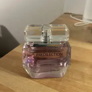 Säljer min Predilection Dreams by Yves de Sistelle parfym i doften Amber Floral. Den luktar väldigt blommigt och sött som passar perfekt för alla årstider. Den är helt ny, dvs INTE använd. Pris kan diskuteras
