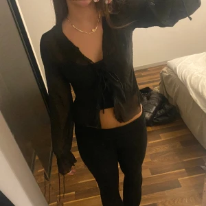 Svart blus - Jätte fin lite genomskinlig blus, köpt på urbin outfitters i storlek xs. Använd ett förtal gånger.