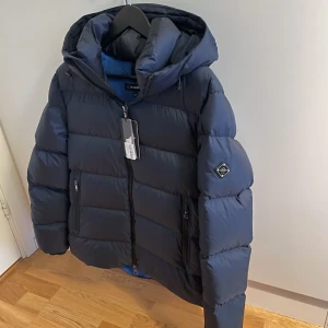 J.Lindeberg jacka - Säljer en J.Lindeberg jacka som är HELT NY! Tags sitter kvar! Nypris runt 5500kr! Mitt pris 3299kr! Storlek L! Hör gärna av dig om du har frågor! 