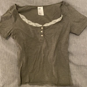 Cropped Hm topp med spets xs  - Urringad cropped topp med spets detalj från hm. Tröjan är för liten för mig och har inte använt den.