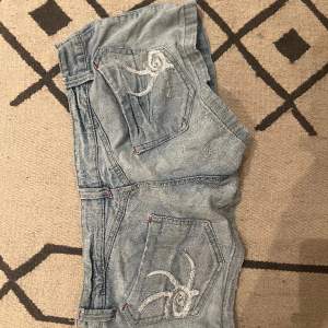  Jeans shorts med design på bakfickorna. Använd en gång för e för stora för mig. 