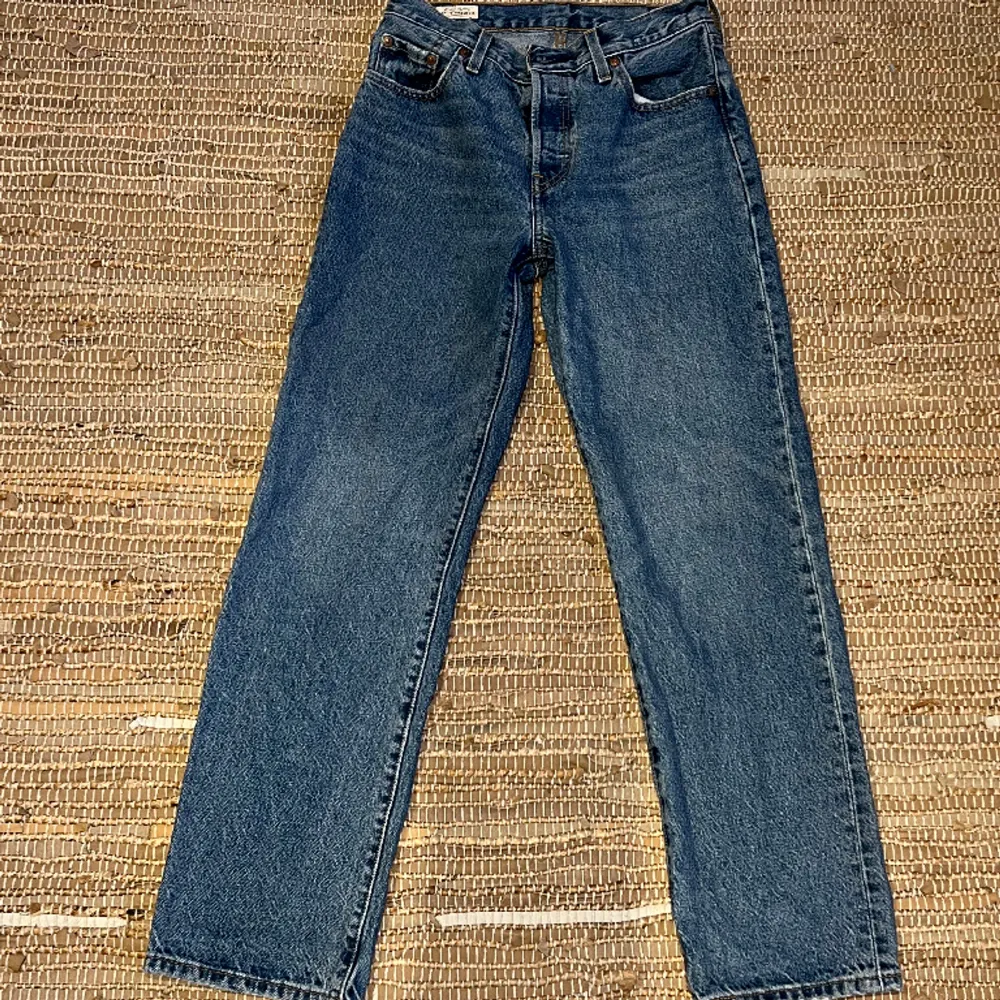 Supersnygga Levis Jeans i den populära modellen 501. Superbekväma och endast använda fåtal gånger. Säljer då de inte passar mig längre. Första bilden är lånad då de inte passar mig.  Skriv om ni har frågor eller vill ha fler bilder💕🤪. Jeans & Byxor.