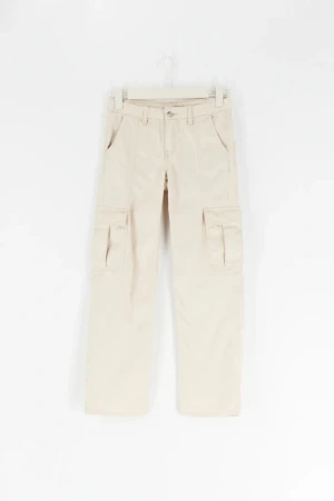 Cargo Byxor - Cargo Byxor ifrån Gina! Så snygga och använt då tal gånger under sommaren. Älskar och dem sitter bra!