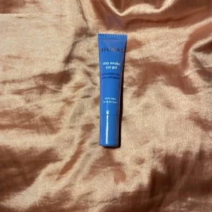 Eye Hikap!💖😘 - Hej! Säljer finfin Hickap ”Stay awake, Eye gel” som verkligen kyler ner huden och känns så himla skön under ögonen! Använd ca 5 ggr men säljer då jag har en annan ögonkräm så hade tyvärr inte plats för denna längre✨ Pris går och diskuteras💓nypris ca 250😻🤩