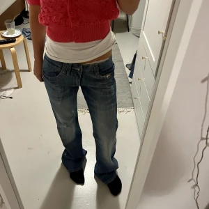 Lågmidjade bootcut jeans  - As coola lågmidjade bootcut jeans i så fin tvätt! Midjemått 39, innerbenslängd 81❤️‍🔥❤️‍🔥