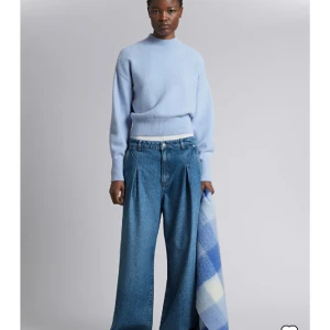 & other stories stickad tröja - En ljusblå stickad tröja från & other stories! Använd runt tre gånger och köptes för 500-600kr! Storlek xs men passar s också❣️