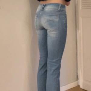 Säljer just nu dessa jeans eftersom att dem tyvär var för små på mig så bilderna är lånade från hon jag köpte av💕